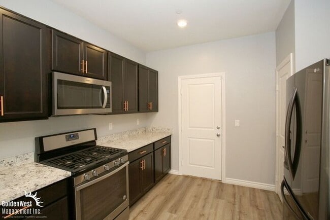 Building Photo - Bright & Stylish 3Bdm 2.5Ba Home in Henderson