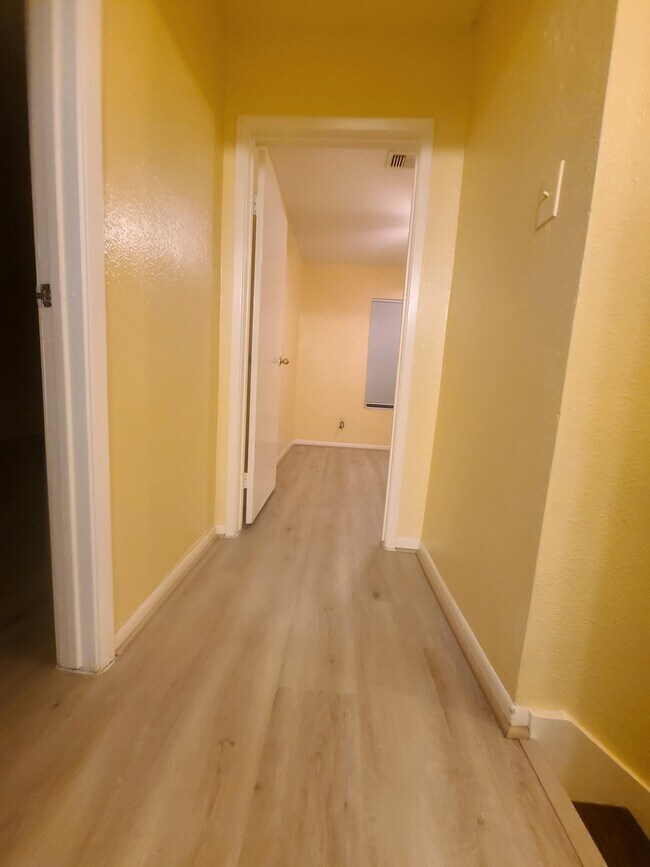 Building Photo - 752 Memorial Mews St