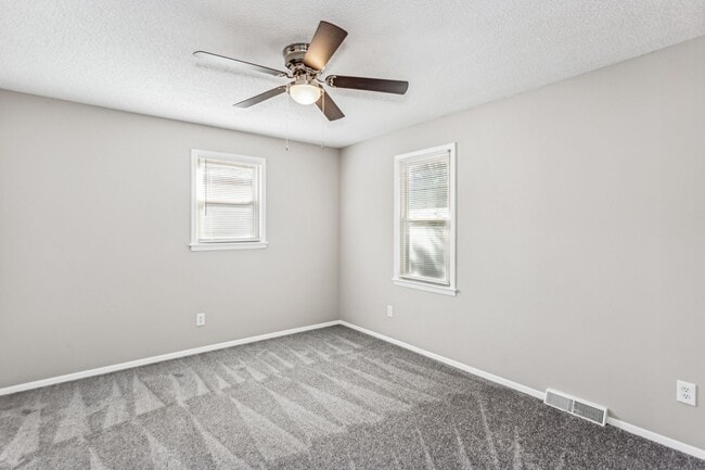 Building Photo - Spacious 3-Bedroom Home for Rent with Basement and Garage!