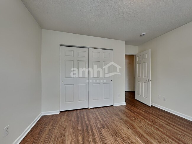 Building Photo - 124 Trayesan Dr