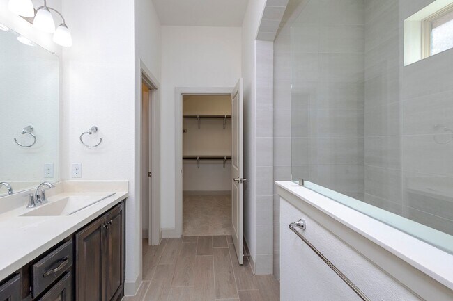 Building Photo - This house offers beautiful open floor plan with high ceilings and lots of natural light.