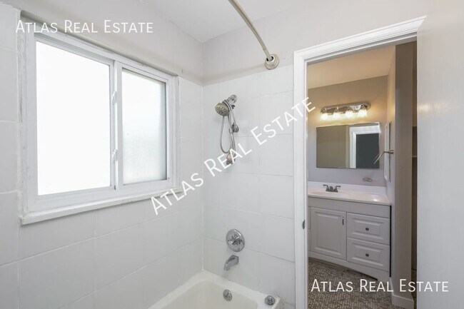 Building Photo - Cozy 3 Bed 1 Bath Home in Central Aurora!!...