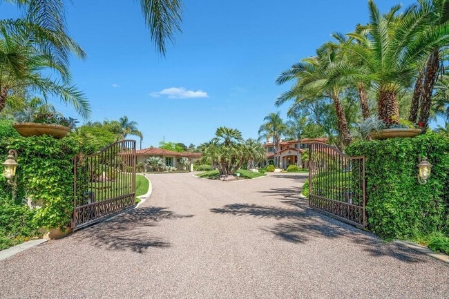 Building Photo - 7187 Via De Maya