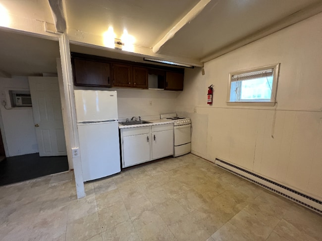 Building Photo - 206 1/2 E John St