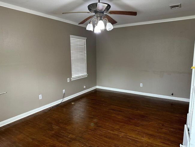 Building Photo - 206 Poinsettia St