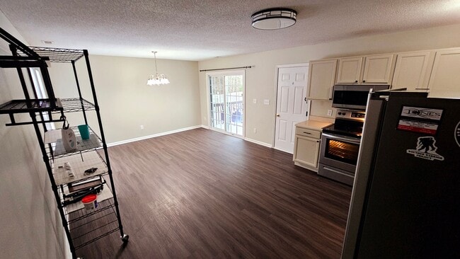 Building Photo - 4 BR 2 BA Southwest