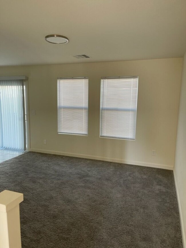 Building Photo - Beautiful Home with Open Living & Modern Finishes