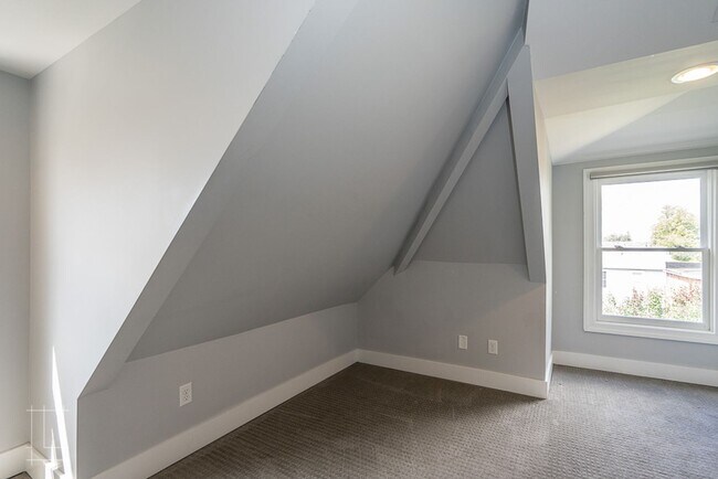 Building Photo - 160-162 E 3rd Ave