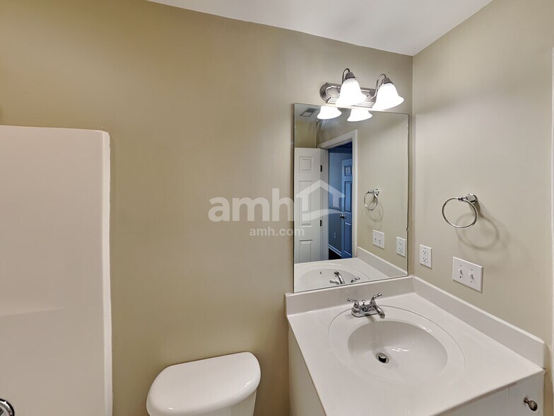 Building Photo - 1005 Matheus Dr