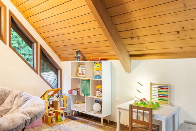 Building Photo - 5504 NE 190th St