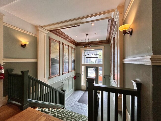Building Photo - Vintage Charm - Top Floor NW Studio!
