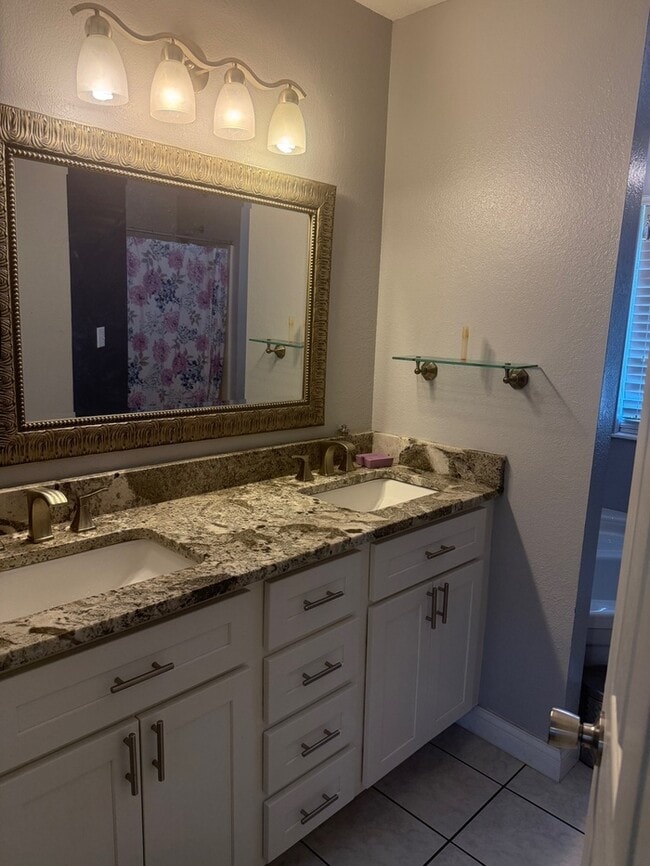 Building Photo - 4 bedroom 2.5 Bath 1.5 Story Home In Fox S...