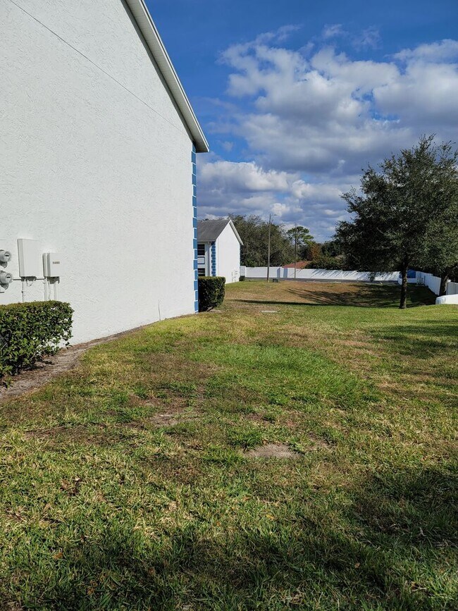 Building Photo - Lovely condo across from USF