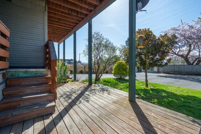 Building Photo - Charming 1BR/1BA Main Floor View Unit in Desired Neighborhood (Sunset Hill)