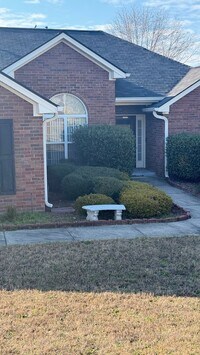 Building Photo - HOME FOR LEASE 4 BR 2 BATH RANCHSTYLE  SPLIT FLOOR PLAN AND OPEN  LARGE  FENCED BACKYARD  CONVENI...