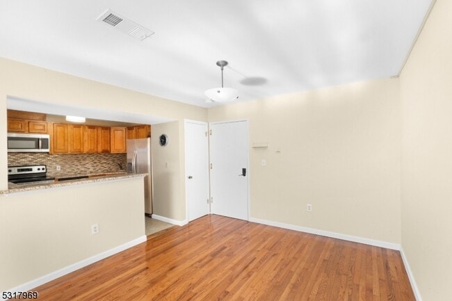 Building Photo - 41 Mt Kemble Ave