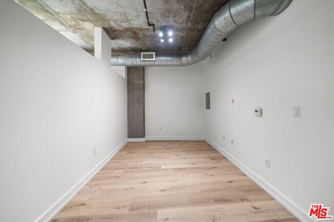 Building Photo - 645 W 9th St