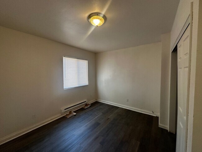 Building Photo - 3 Bedroom 1 bath house