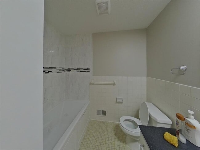 Building Photo - 13101 Thomas Ave