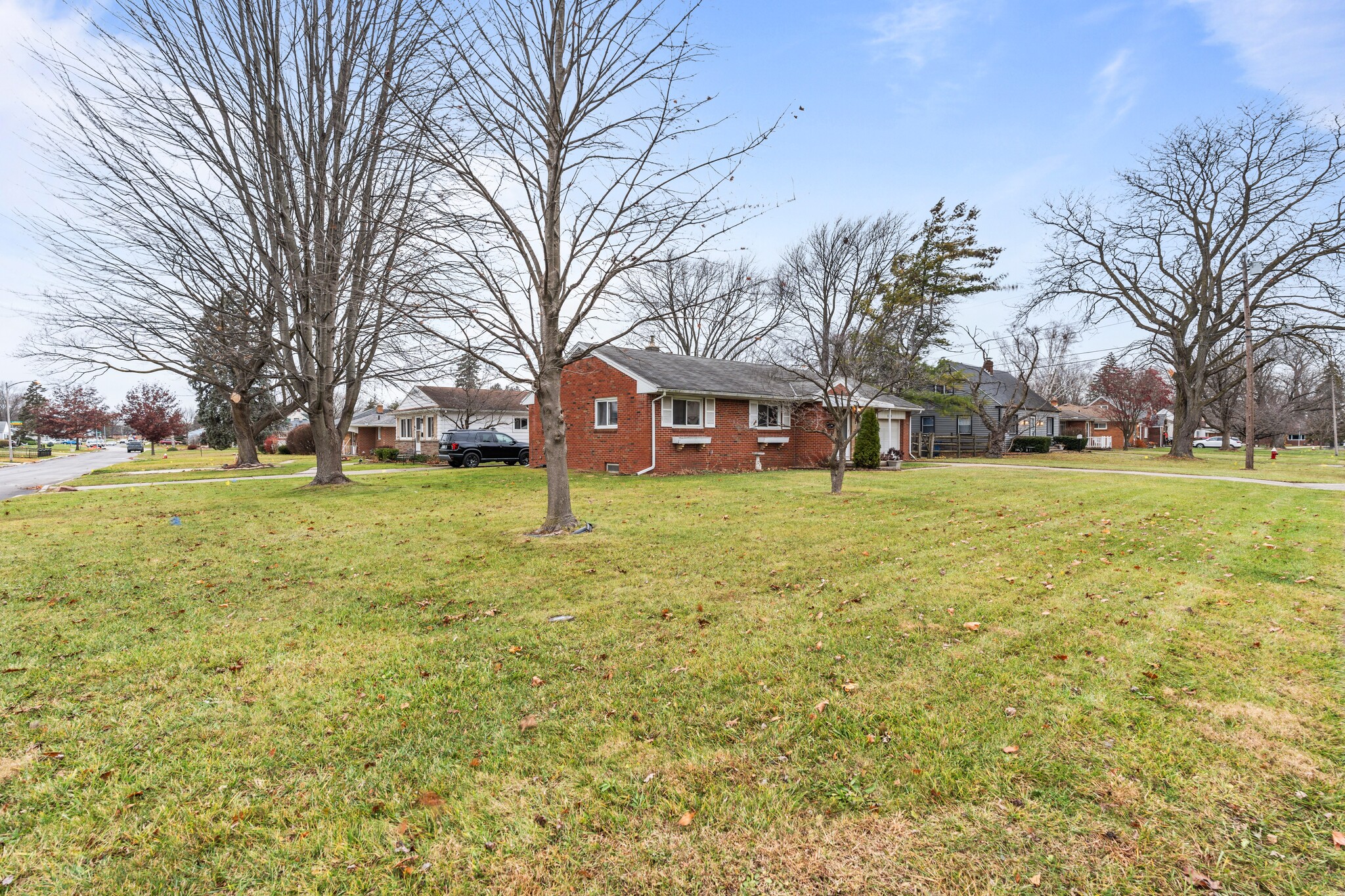 Building Photo - 5525 Sunnyside Dr