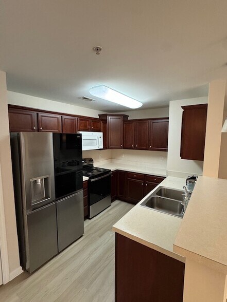 Kitchen - 4702 Pennoak Ln