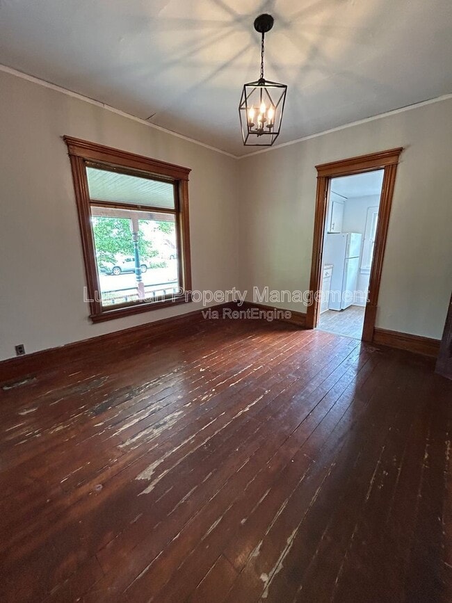 Building Photo - 515 Village St