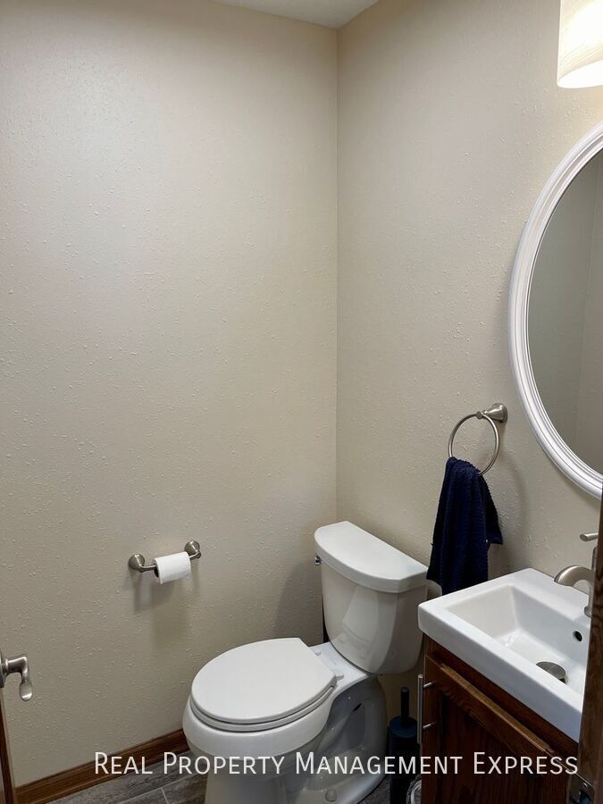 Building Photo - 3 Bedroom 1 Bathroom Home For Rent In Sioux Falls