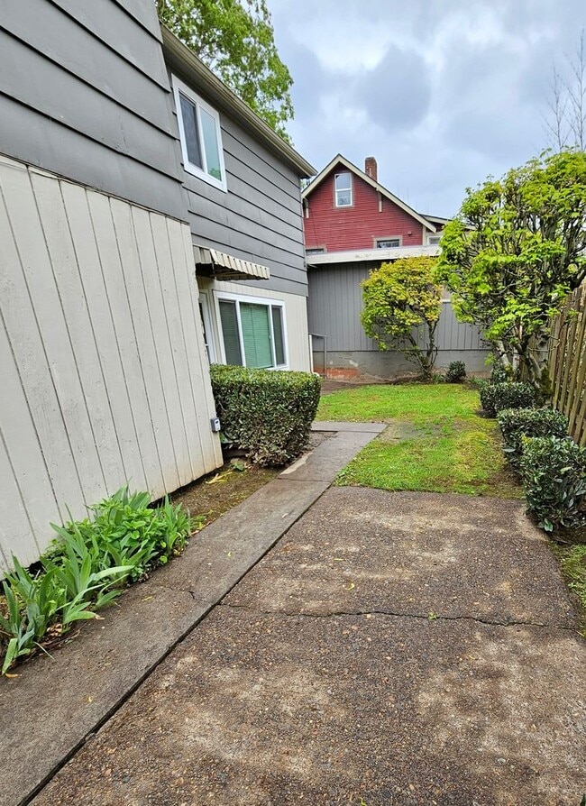 Building Photo - Newly Updated 3 Bed, 1.5 Bath Duplex Unit with Garage in Lovely Inner SE