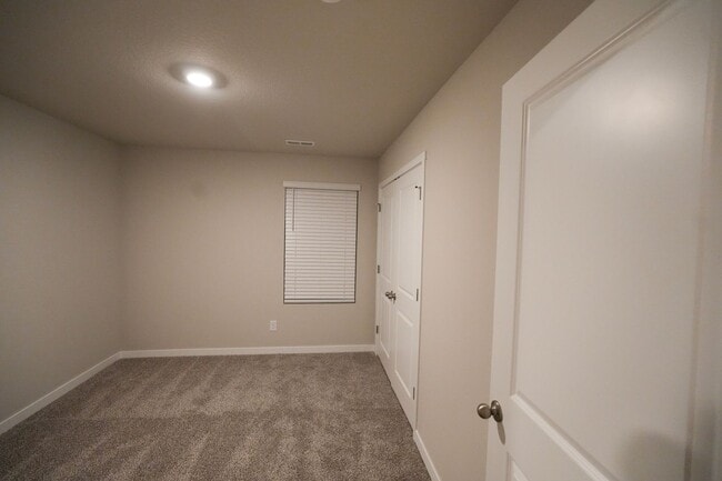 Building Photo - Available April 1st!! Townhome!! Near to I...