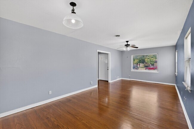 Building Photo - 2104 Hillburn Dr