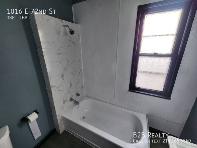 Building Photo - 1016 E 72nd St