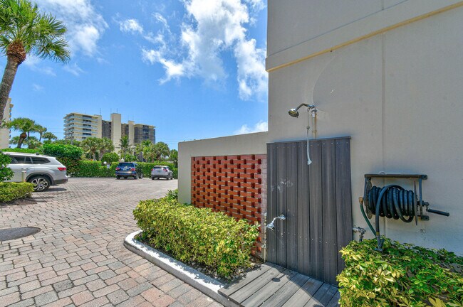 Building Photo - 225 S Beach Rd