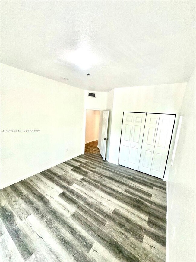 Building Photo - 2901 Riverside Dr