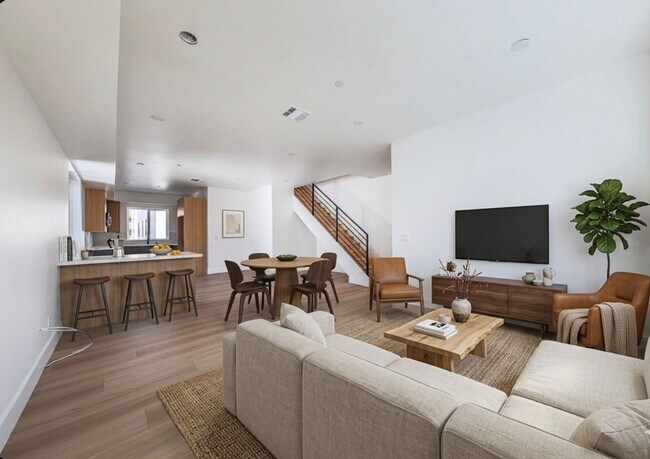 Building Photo - 1237 N Orange Dr