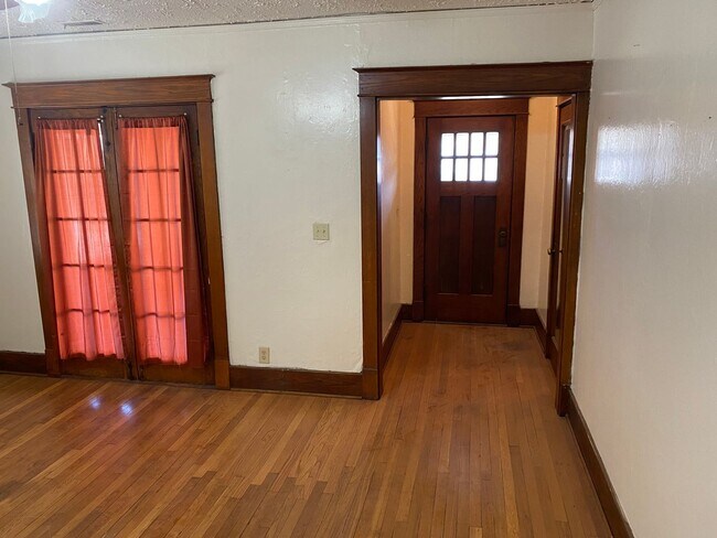 Building Photo - 827-833 Goodhue