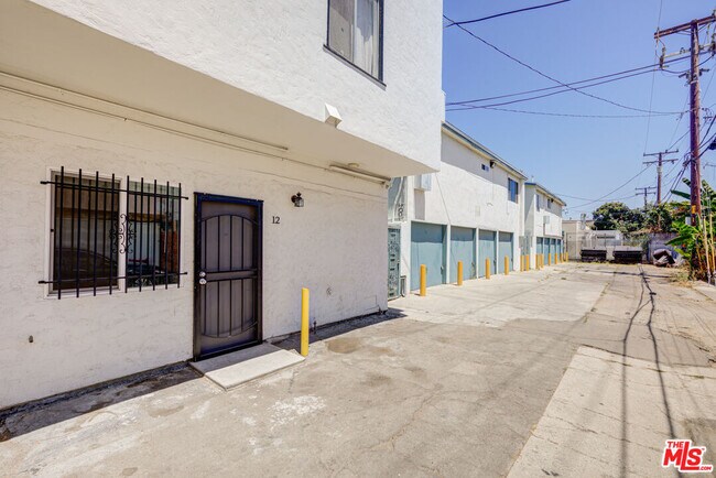 Building Photo - 324 E Esther St