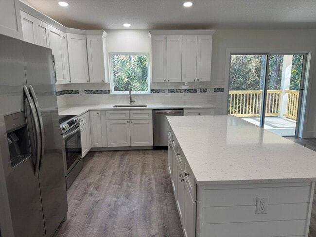 Building Photo - 611 Queen Rd