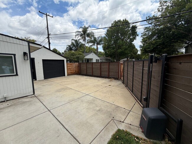 Building Photo - 3 Bedroom | 1.5 Bathroom | Single-Family Home