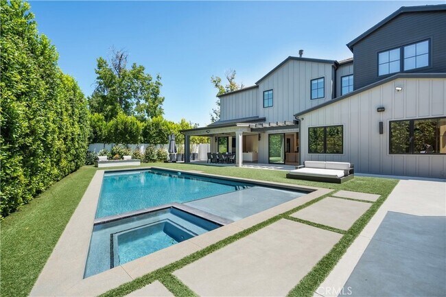 Building Photo - 17631 Tarzana St
