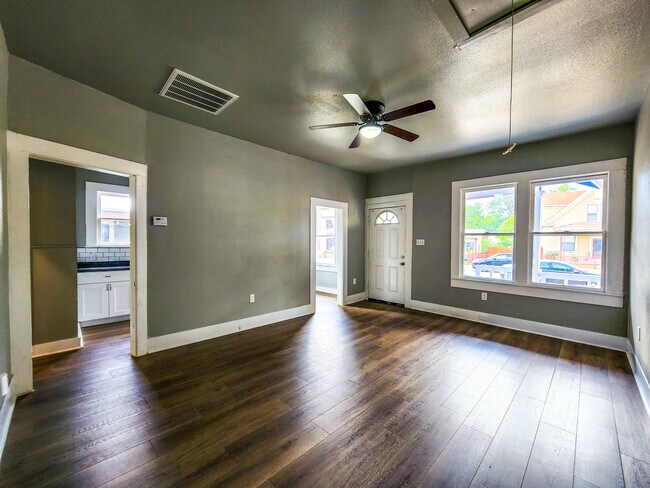 Building Photo - 126 Uvalde St