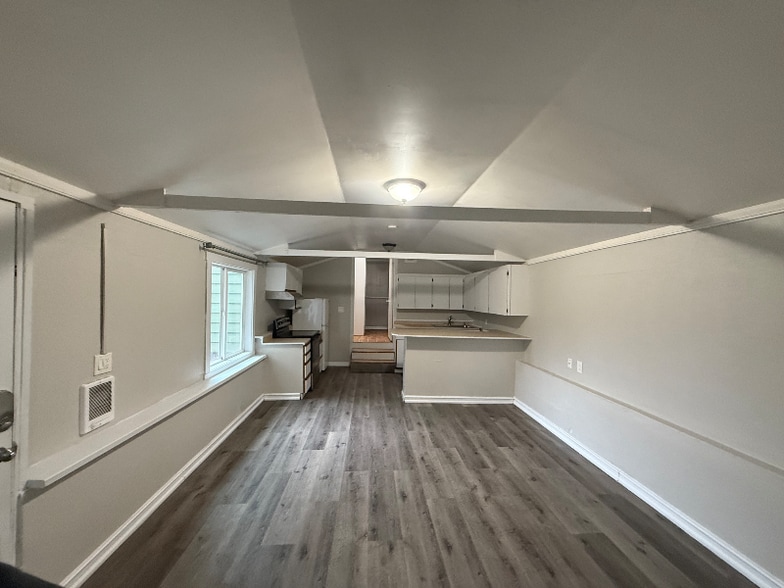 Building Photo - 1166 NE Turner Dr