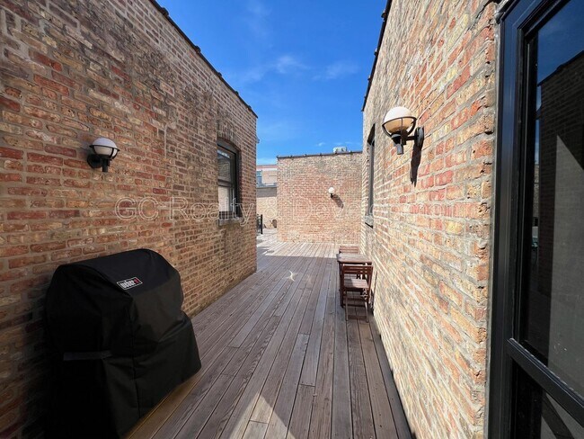 Building Photo - 2702 W Cortland St