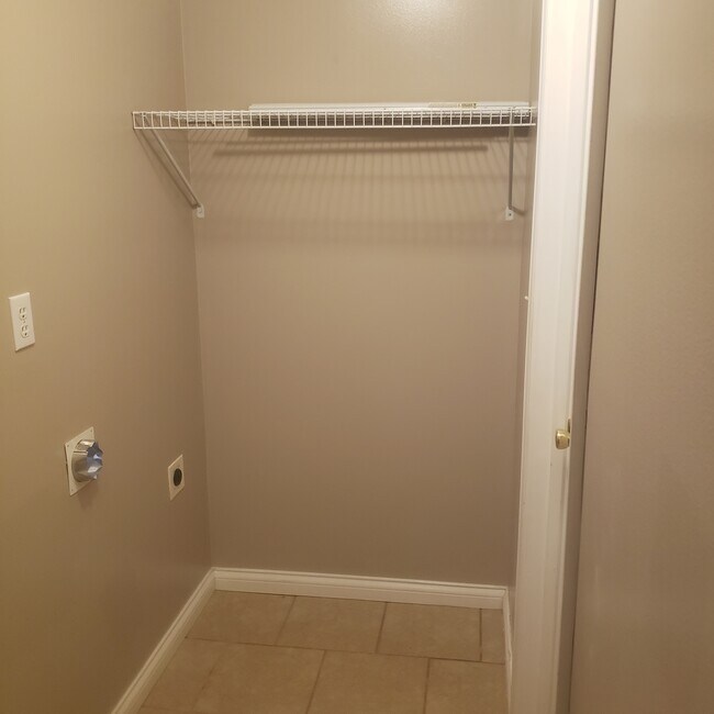 Building Photo - 4608 Aral Dr