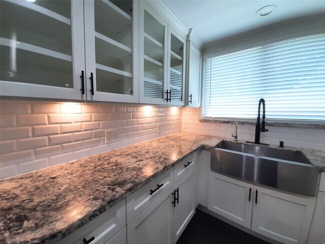 Building Photo - 6115 Glen Lee Dr