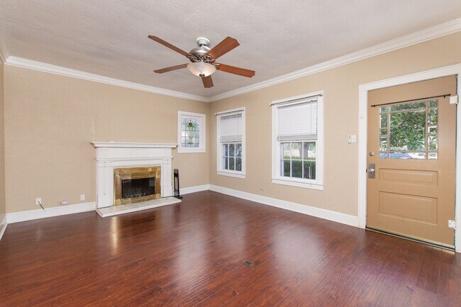 Building Photo - Spacious 4 Bed / 2 Bath Home with Garage & Fenced Backyard in Central Temple
