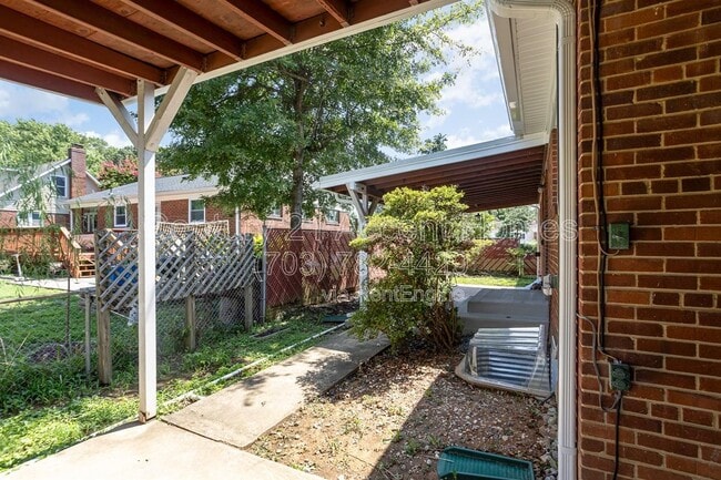 Building Photo - 3233 Holly Hill Dr