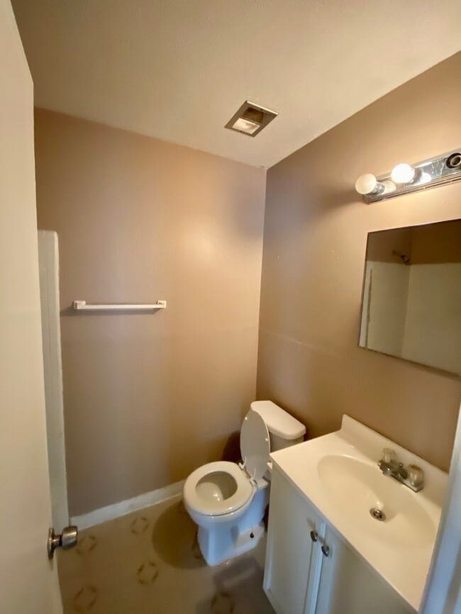 Building Photo - Nice Home & New Carpet Going In Soon