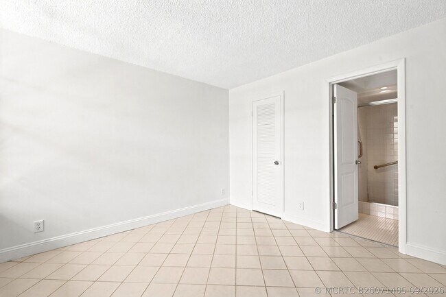 Building Photo - 8 Royal Palm Way