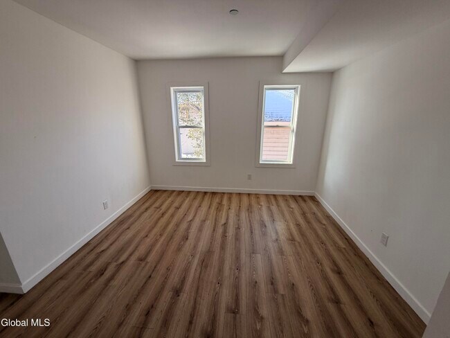 Building Photo - 8 Gardiner St