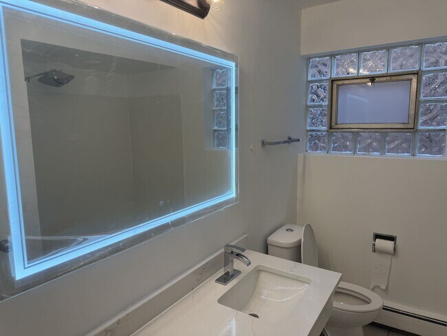 Building Photo - 15214 Woodlawn Ave